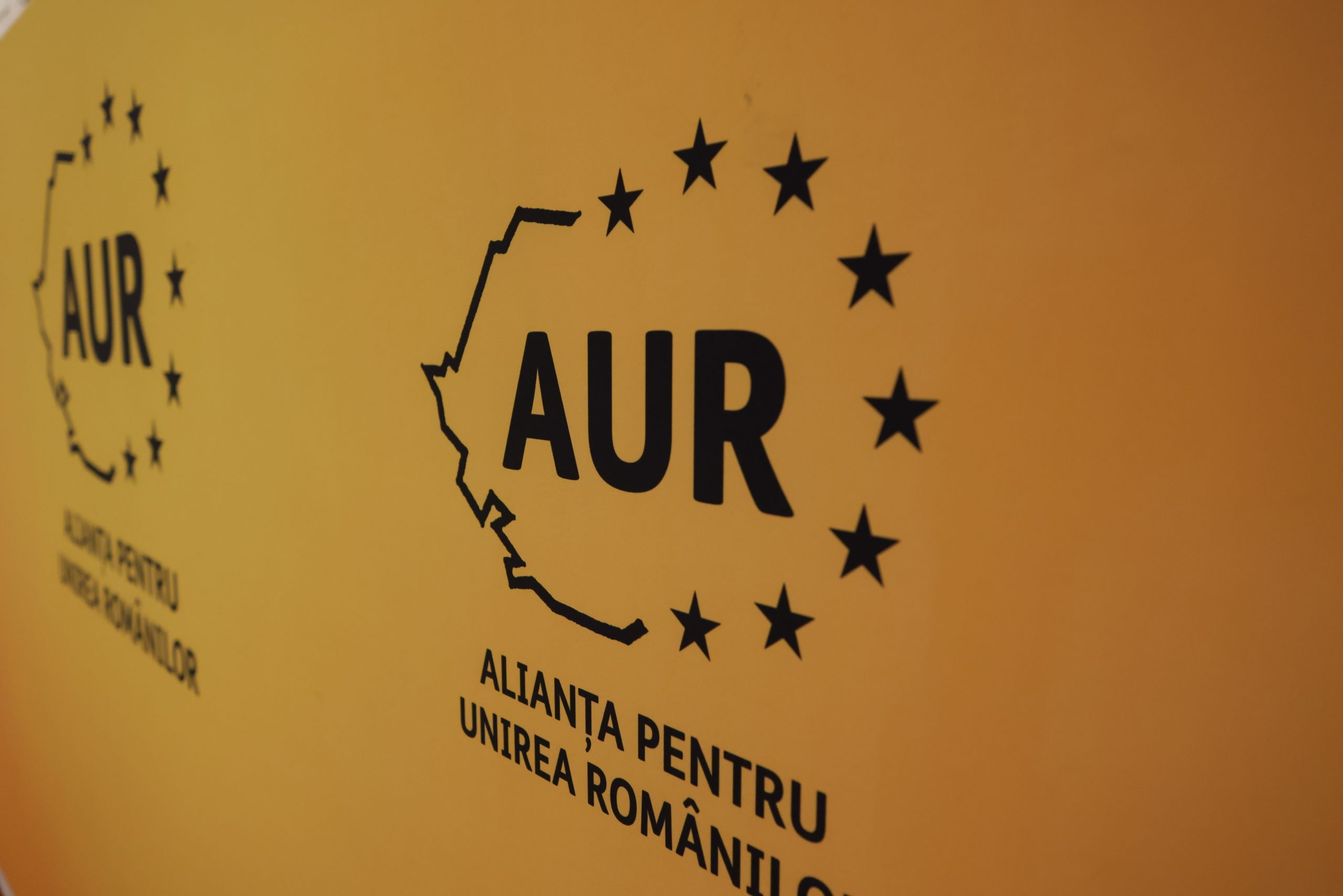 Aur sare la gâtul PSD, dar îl apără pe premierul Bolojan