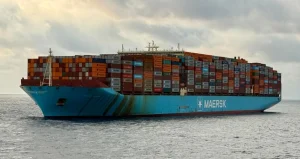 Maersk suspendă transportul prin strâmtoarea Ormuz, pe fondul tensiunilor. (63 caractere)