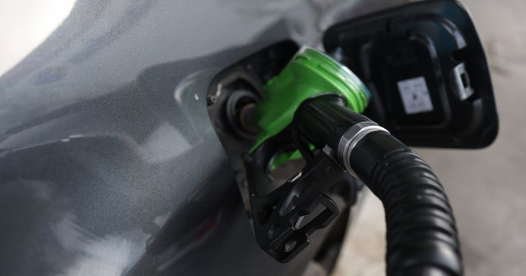 Bolojan vs. Miniștri: Accizele la carburanți, mărul discordiei. Ce s-a decis (surse)