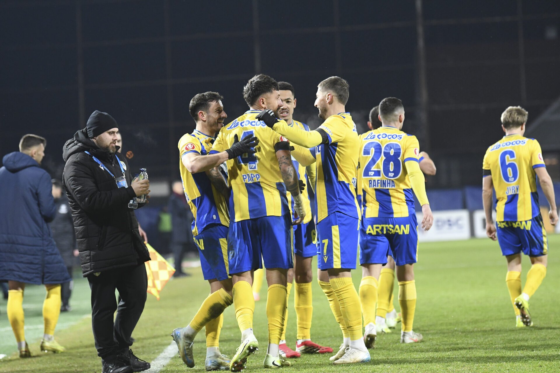 Opțiunile jurnalistice:

Lovitura decisivă: Rancorează un jucător cheie Superligă înainte de meciul crucial. (69 caractere)
Accidentare-șoc înaintea derby-ului: Un absent greu de înlocuit în Superligă? (67 caracttere)
Meiciul se joacă fără el? O accidentare răstoarnă calculele în Superligă. (66 caractere)
Lovitură sub centură în Superligă: Accidentarea care schimbă soarta meciului. (63 caractere)
Ultima oră: Accidentare de ultim moment, meciul crucial din Superligă, dat peste cap. (70 caractere)