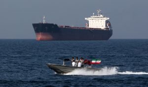 Petrolier în flăcări în strâmtoarea ormuz, lovit de drone: Iranul, acuzat