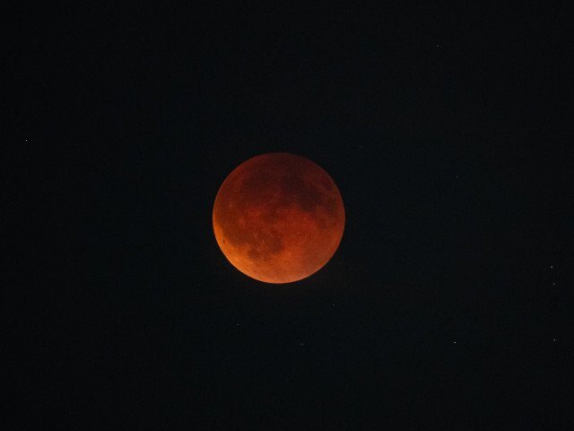 Luna sângerie vine în martie: Eclipsă totală, spectacol ceresc online