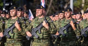 Tinerii se îngrămădesc la recrutare, după reintroducerea stagiului militar obligatoriu în ue