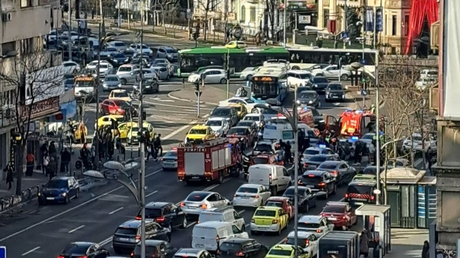 Accident grav în piața romană: Pieton lovit, trafic blocat de echipajele smurd și poliție