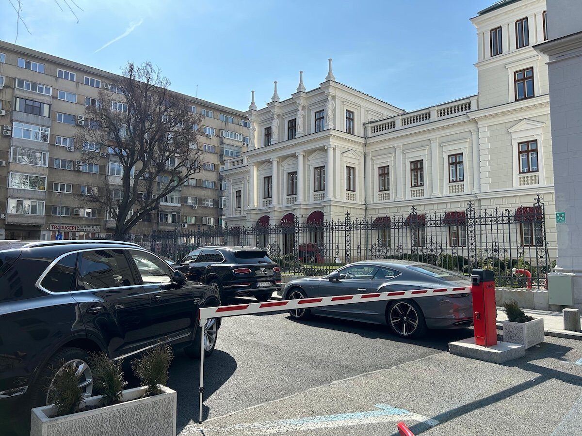 Proprietarii Palatului Știrbey: Bariera contestată e pe teren privat