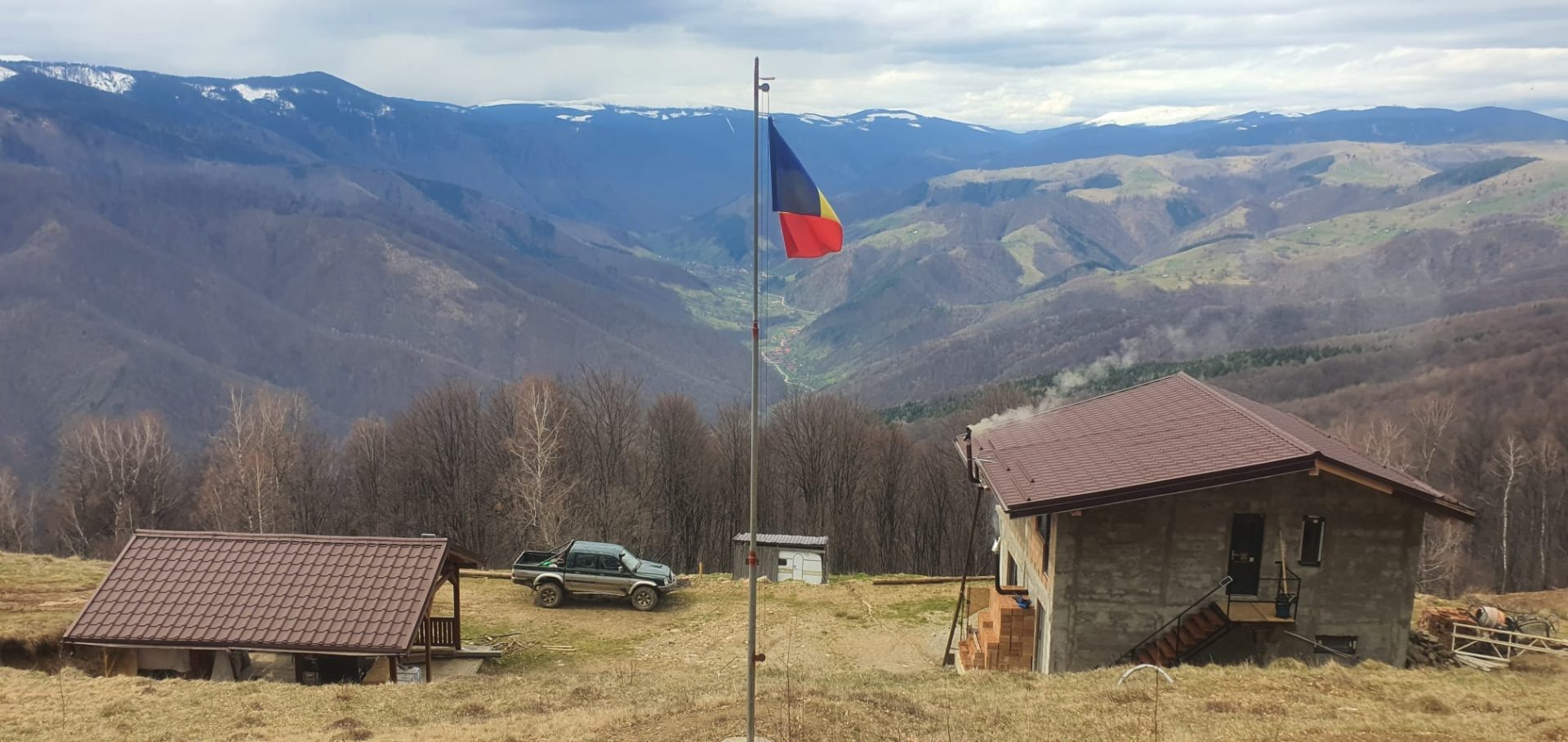 Prieteni construiesc cabană la Măgura, Sibiu, și oferă tabere gratuite copiilor