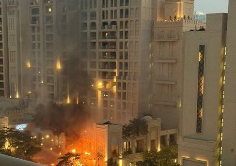 Opțiuni:

Dubai: Expații intră în panică, magazinele se golesc (58 caractere)
Criză în Dubai: Expații, alarmați de rafturile goale (60 caractere)
Dubai: Scenă de panică la expați, alimentarele goale  (59 caractere)