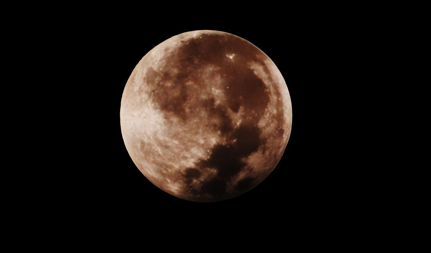 Luna sângerie vine azi pe cer: Eclipsa totală e vizibilă din românia