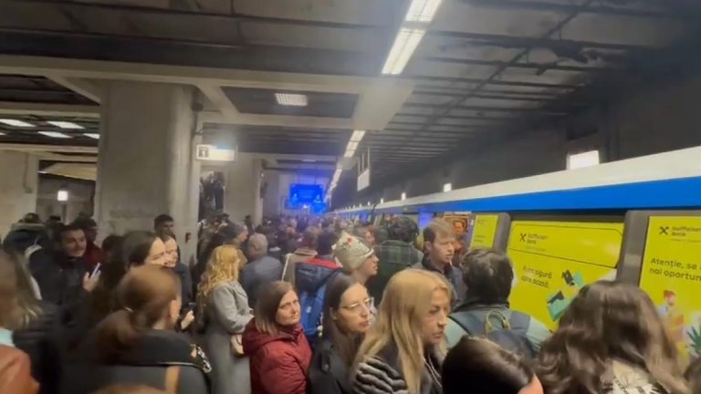 Metrou: Haos la Unirii 2, un tren defect a blocat circulația 10 minute