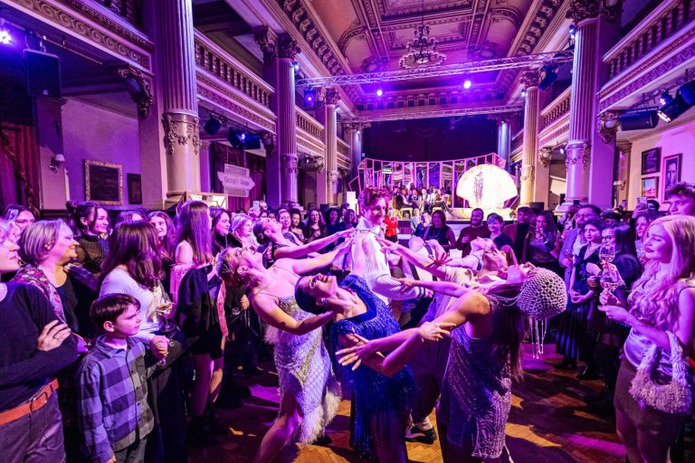 Gatsby revine imersiv la Bragadiru: Mai sunt bilete limitate pentru spectacol