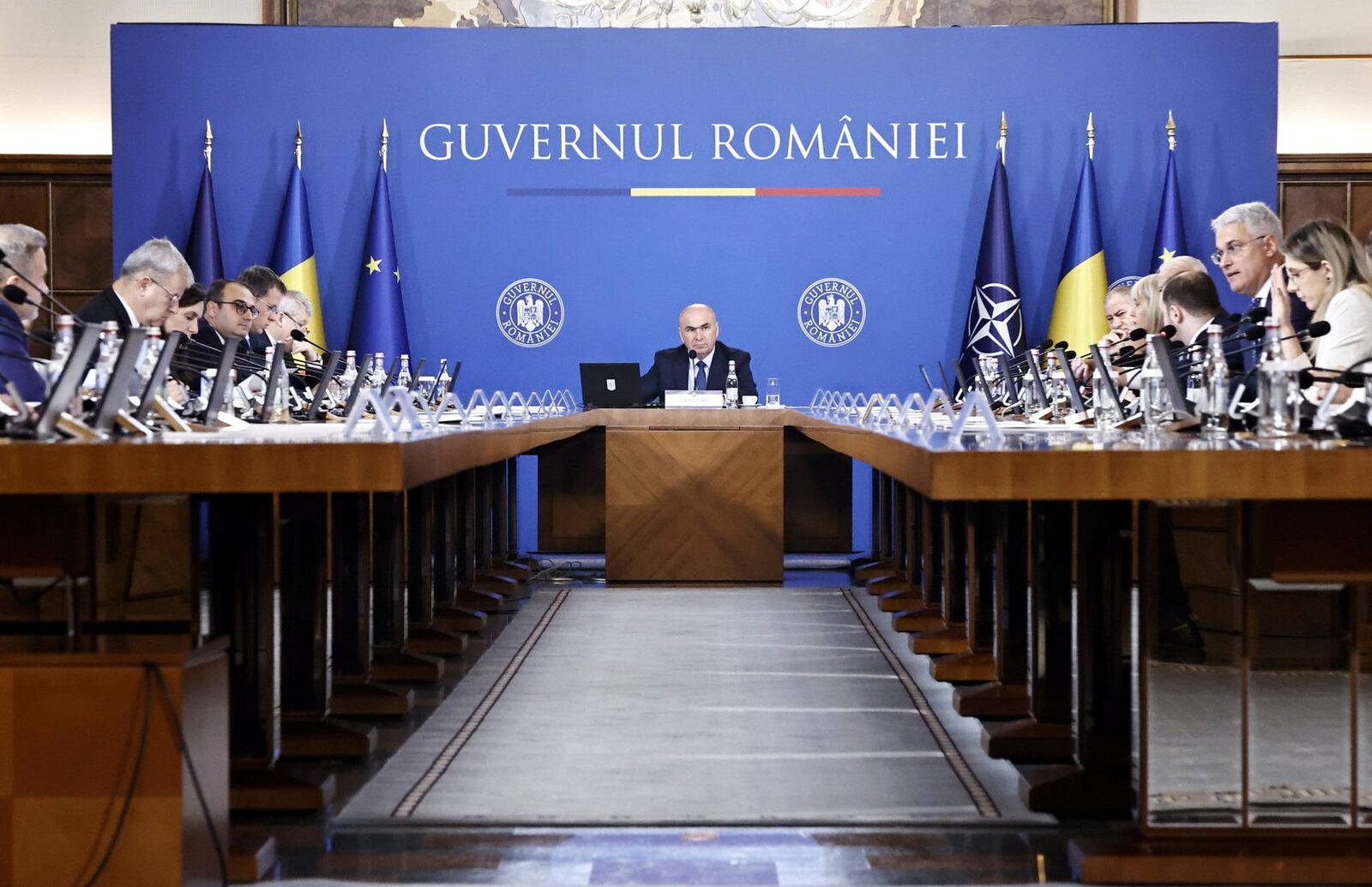 Criza carburanților scapă de sub control: Prețurile nu scad, deși politicienii promit