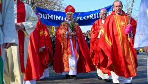 Procesiune de florii în centrul bucureștiului: Catolicii celebrează duminica sfântă