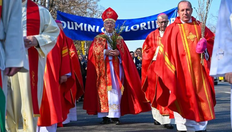 Procesiune de florii în centrul bucureștiului: Catolicii celebrează duminica sfântă
