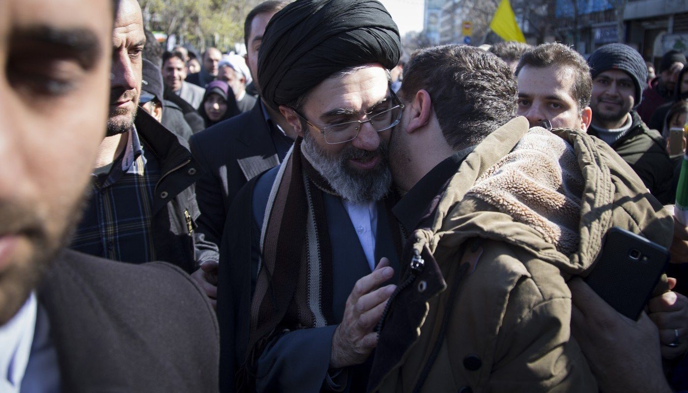 Cine e Mojtaba Khamenei, fiul care ar putea conduce Iranul după Ali Khamenei?