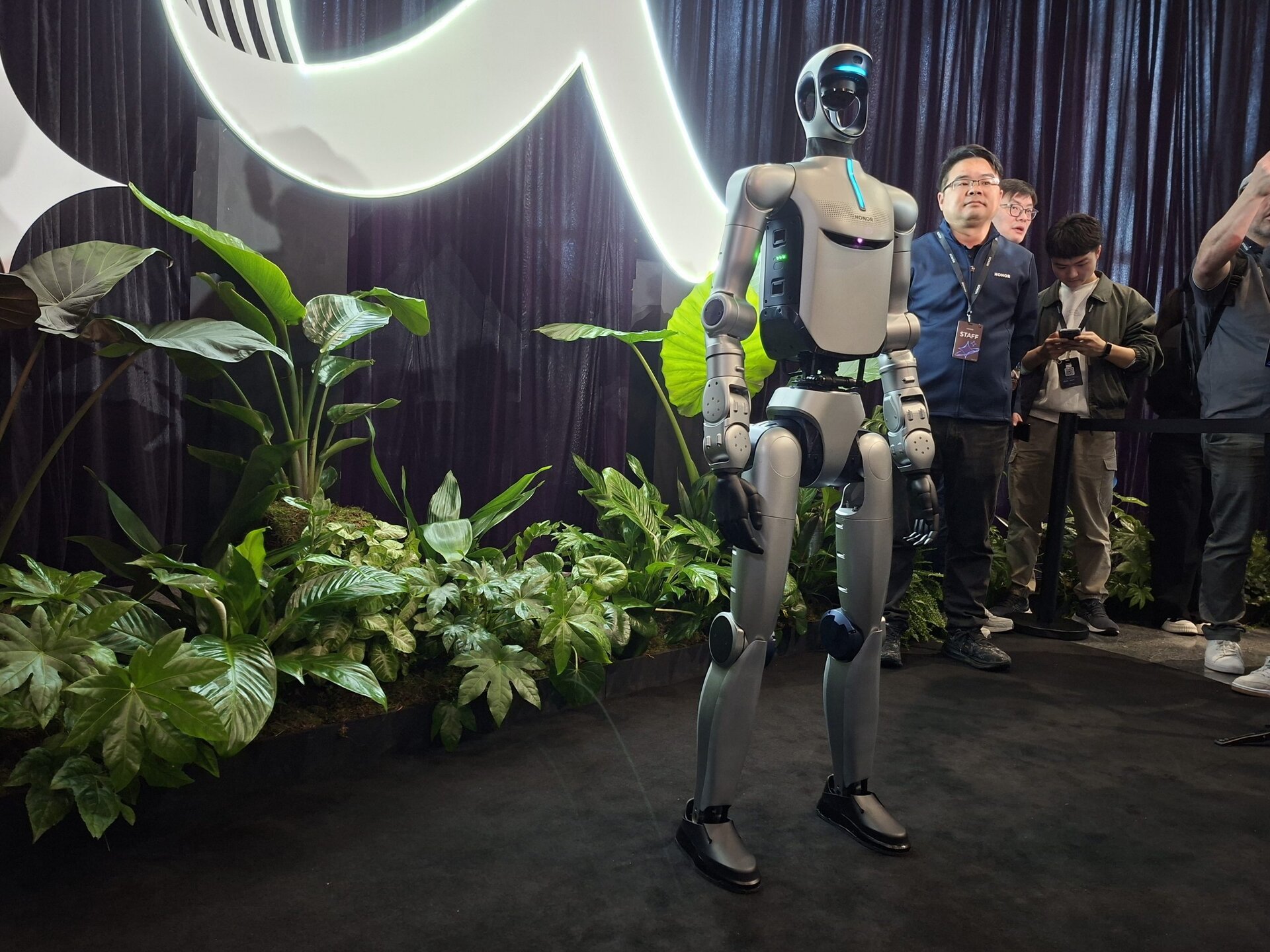Honor dezvăluie robotul umanoid AI: Dans pe scenă cu oameni