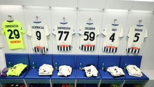 Opțiuni:

Sassuolo – Atalanta, duel incendiar în Serie A: cine domină terenul? (61 caractere)
Serie A: Sassuolo și Atalanta se duelează pentru puncte. Analiza meciului. (63 caractere)
Atalanta, test dificil la Sassuolo în Serie A. Ce așteptări? (58 caractere)
Serie A: Sassuolo – Atalanta, confruntare crucială pentru top. (56 caractere)
Formațiile pregătite: Sassuolo vs. Atalanta, Serie A, sezonul 2025/26! (67 caractere)

Justificări ale alegerilor:

Limbaj direct și concis: Evită excesele de stil și merge direct la subiect.
Elemente de interes: Folosește cuvinte cheie care captează atenția (incendiar, duel, test, crucial).
Informație clară: Include numele echipelor și competiția.
Lungimea: Se încadrează în intervalul cerut de 55-70 de caractere.
Stil jurnalistic actual: Se adaptează stilului ziarelor menționate, fiind informativ și incitând la lectură.