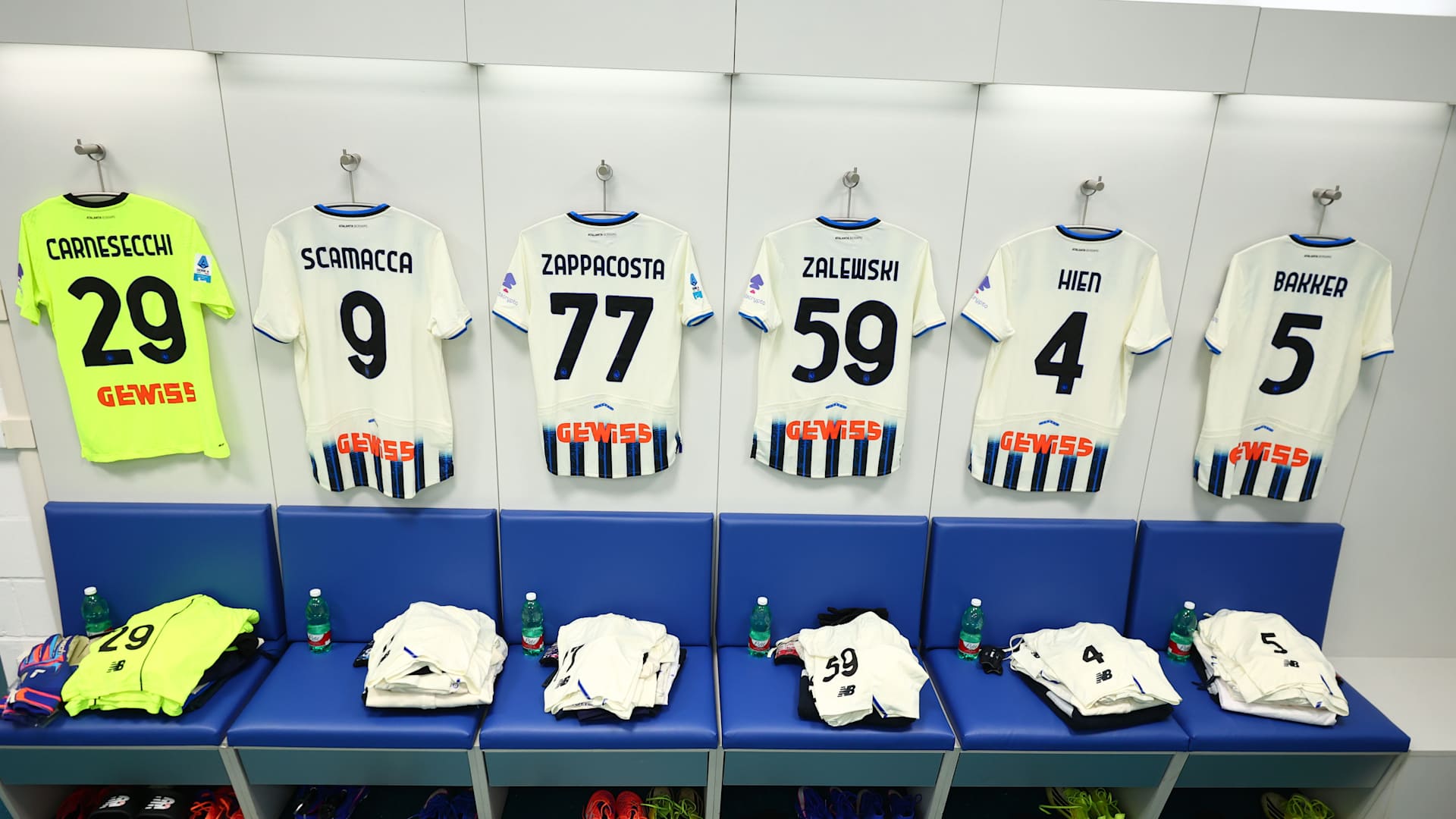 Opțiuni:

Sassuolo – Atalanta, duel incendiar în Serie A: cine domină terenul? (61 caractere)
Serie A: Sassuolo și Atalanta se duelează pentru puncte. Analiza meciului. (63 caractere)
Atalanta, test dificil la Sassuolo în Serie A. Ce așteptări? (58 caractere)
Serie A: Sassuolo – Atalanta, confruntare crucială pentru top. (56 caractere)
Formațiile pregătite: Sassuolo vs. Atalanta, Serie A, sezonul 2025/26! (67 caractere)

Justificări ale alegerilor:

Limbaj direct și concis: Evită excesele de stil și merge direct la subiect.
Elemente de interes: Folosește cuvinte cheie care captează atenția (incendiar, duel, test, crucial).
Informație clară: Include numele echipelor și competiția.
Lungimea: Se încadrează în intervalul cerut de 55-70 de caractere.
Stil jurnalistic actual: Se adaptează stilului ziarelor menționate, fiind informativ și incitând la lectură.