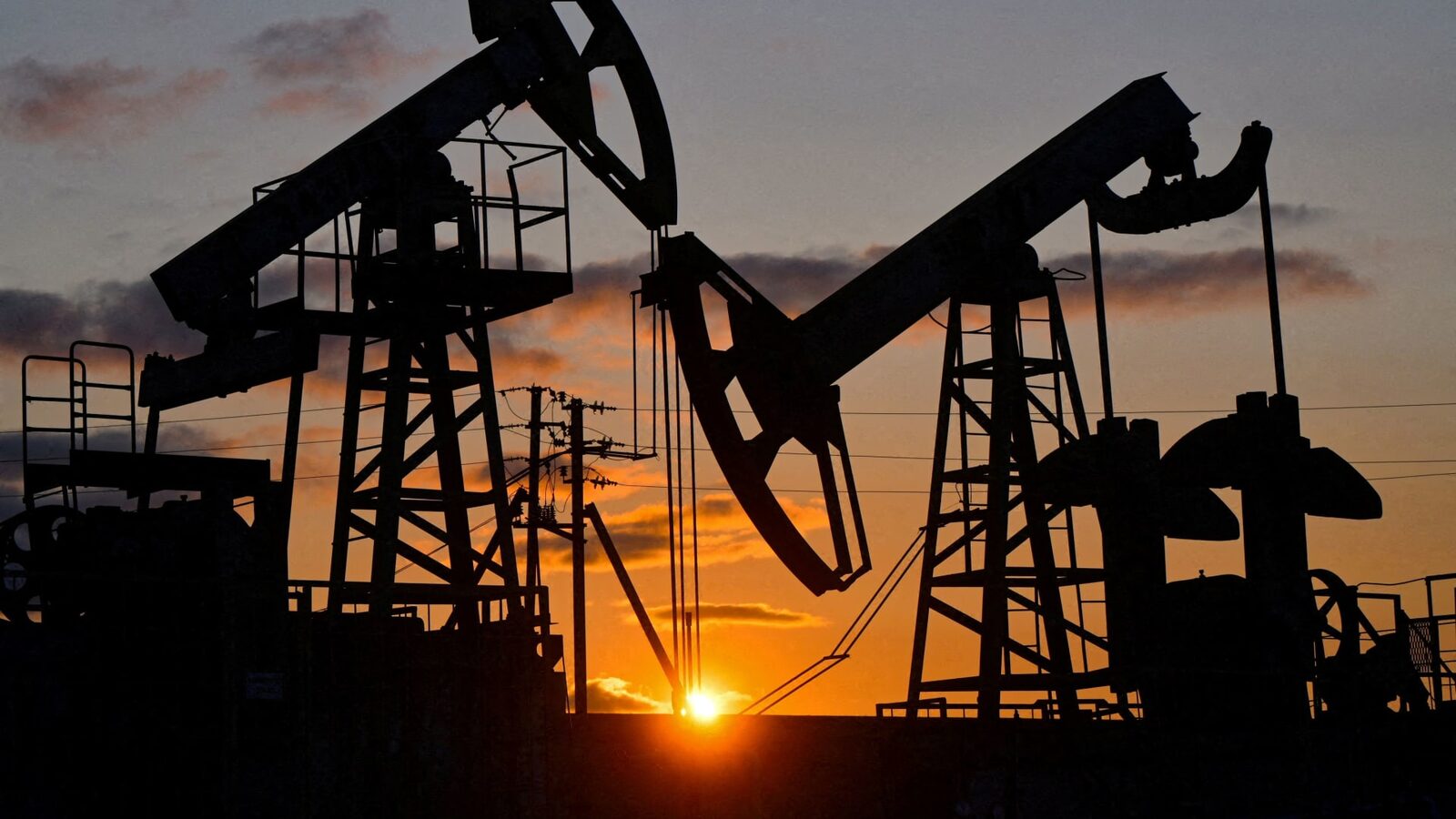 Petrolul, prăbușit drastic: Iranul zice că Strâmtoarea Hormuz e deschisă