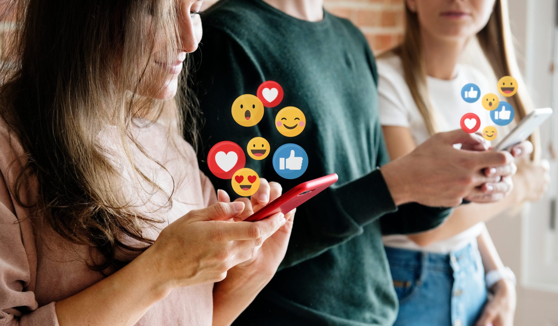 Insta & TikTok: Sufocare online, sete de realitate. Cum se simte lipsa oamenilor în era digitală?