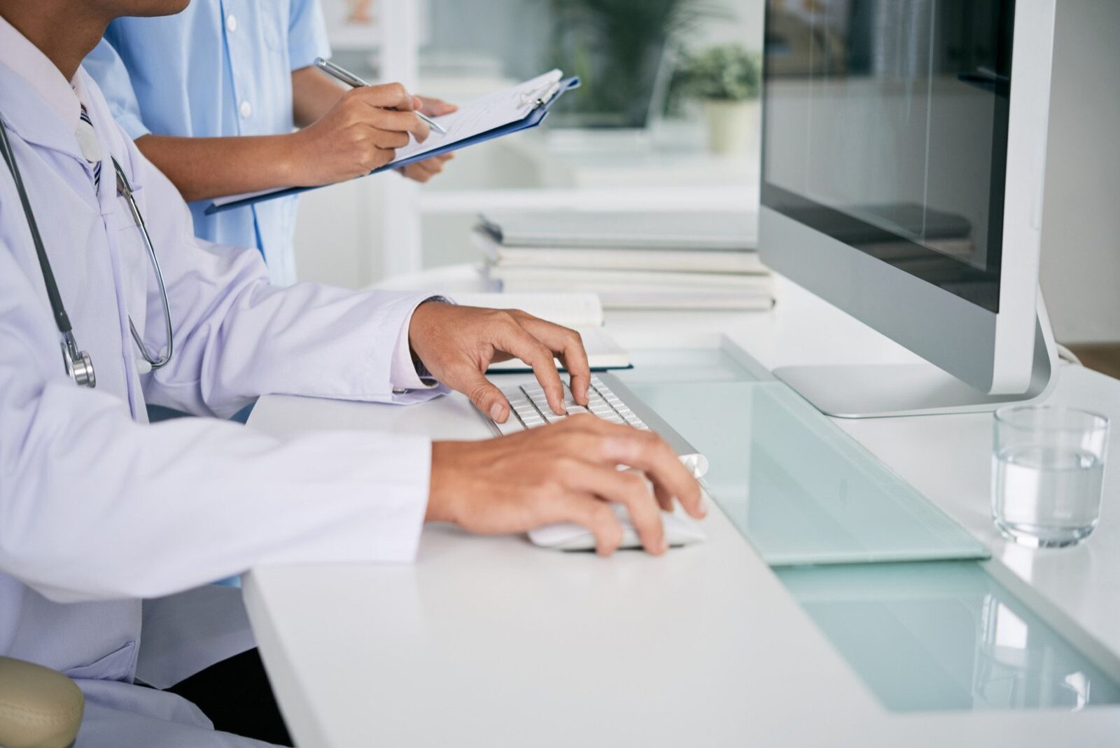 Neurochirurgul din Constanța, acuzat de înșelăciune: A umflat prețul unui produs de 112 ori