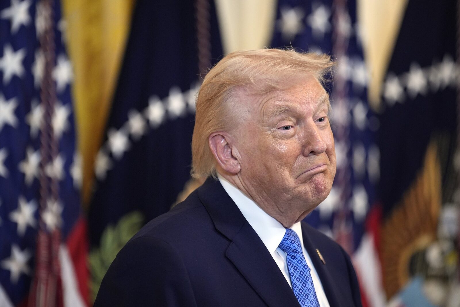Trump slăbește controlul, amenință democrația: „Nici Mao n-a pus chipul pe bani”