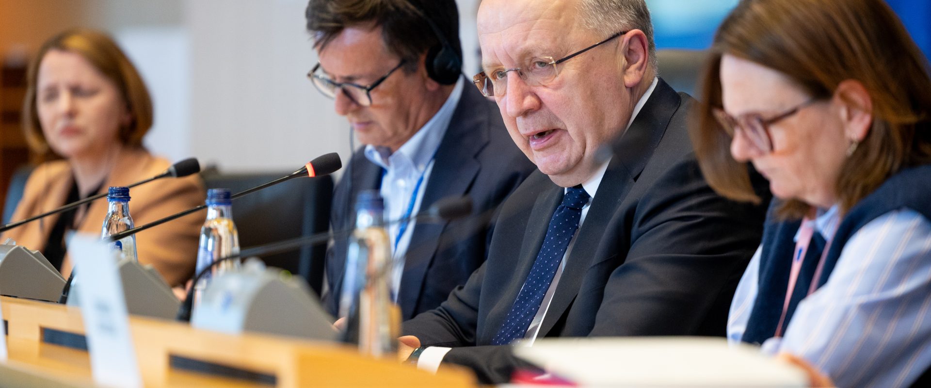 Comisar UE cere: Accelerarea producției de armament, pentru a o depăși pe Rusia