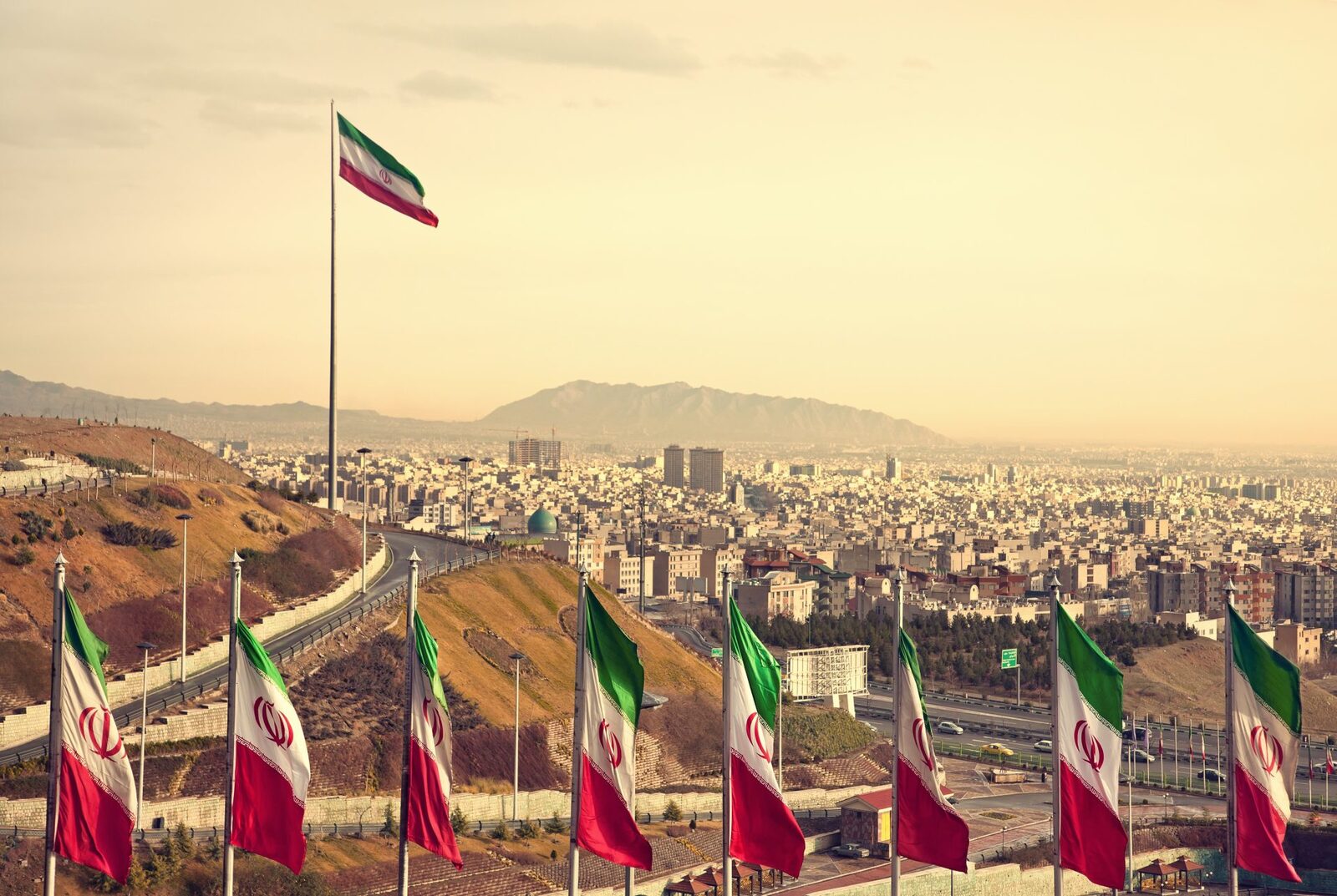 Iranul își apără Ormuzul și cere despăgubiri de război