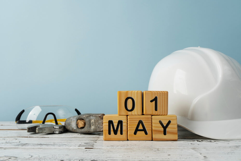 MÂINE începe minivacanța de 1 Mai 2026: Câte zile libere vor avea românii?