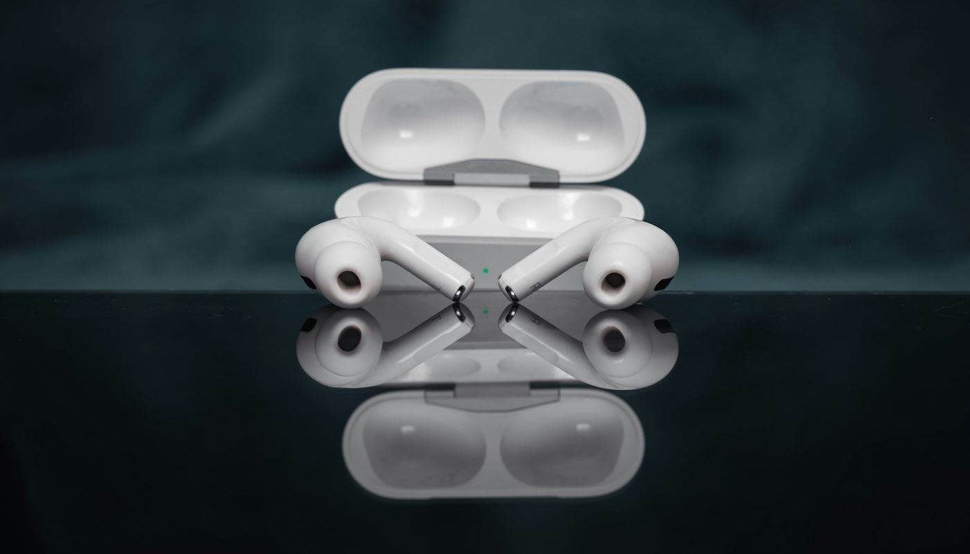 De ce AirPods e rege pe piața audio: Secretul succesului Apple