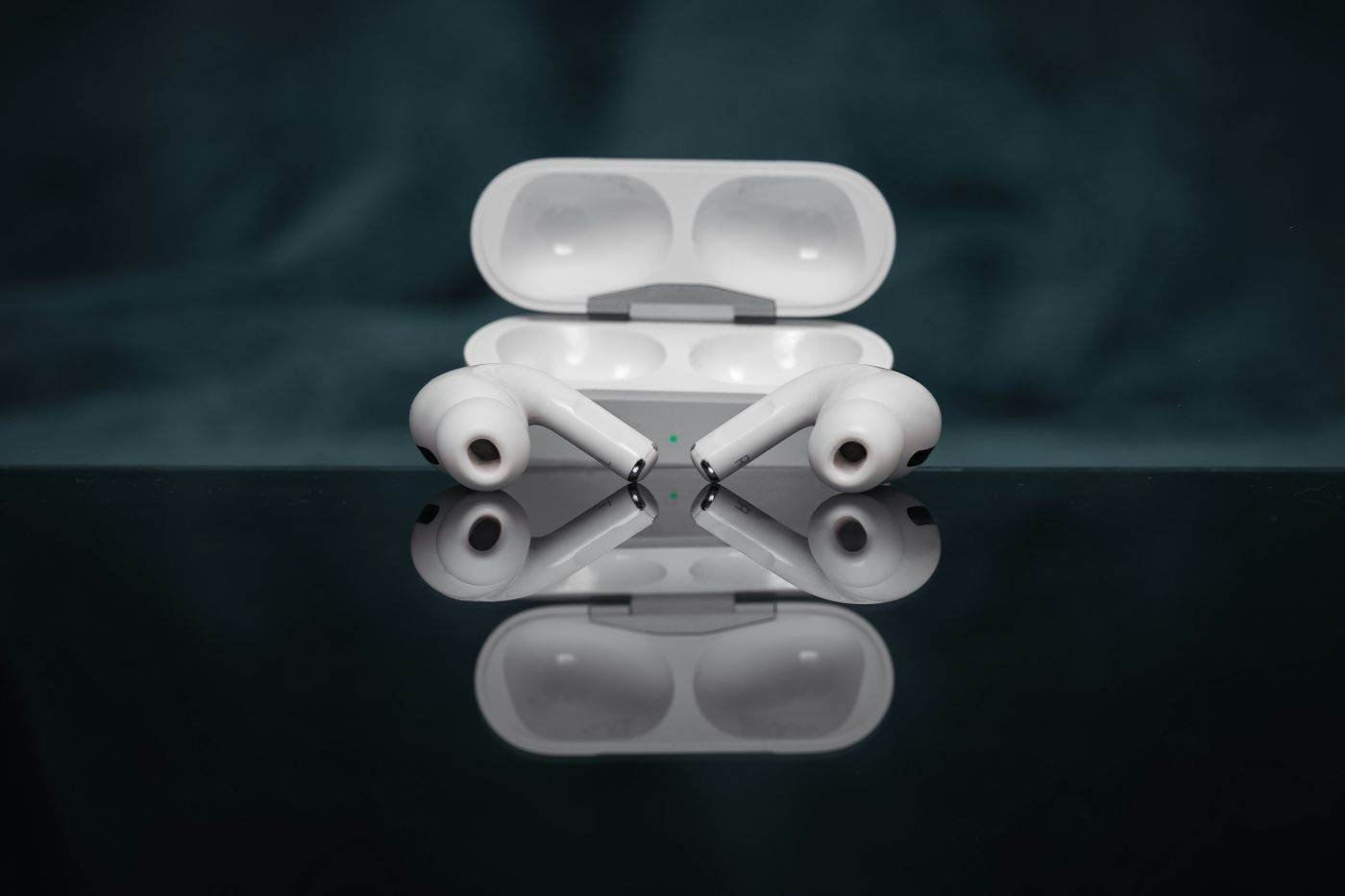 De ce AirPods e rege pe piața audio: Secretul succesului Apple