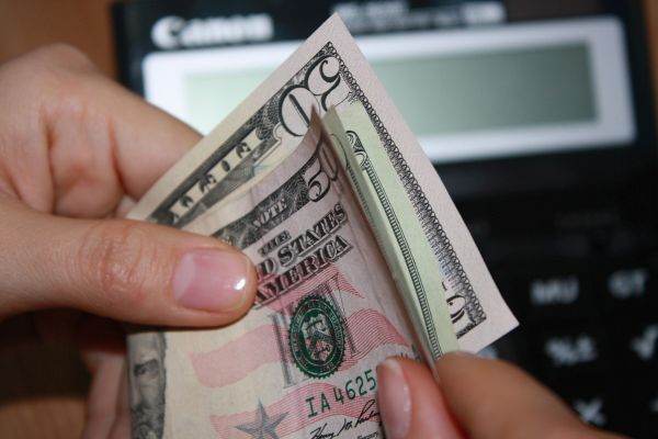 Dolarul pierde din cauza Iran, dar prăbușirea e limitată