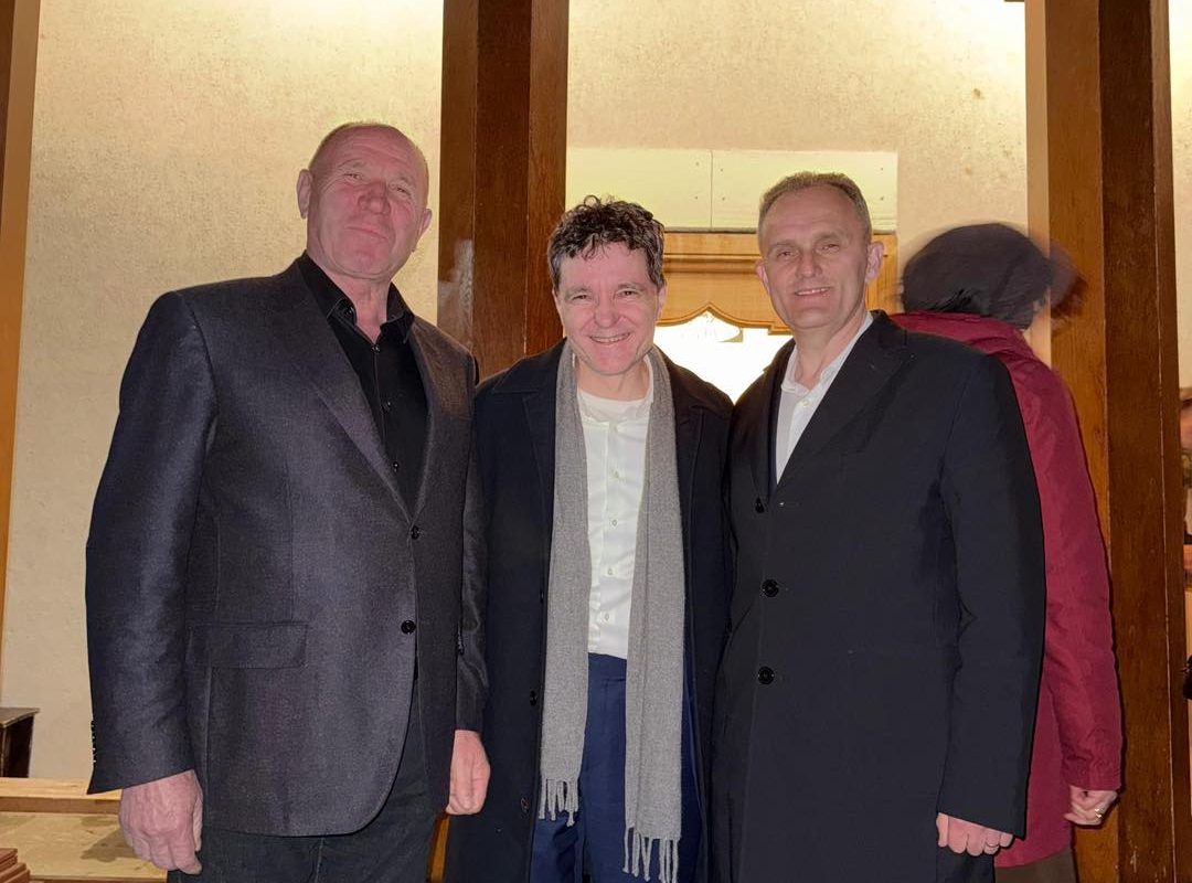 Nicuşor Dan, la mănăstire cu baronul PSD de Prahova și edilul localității