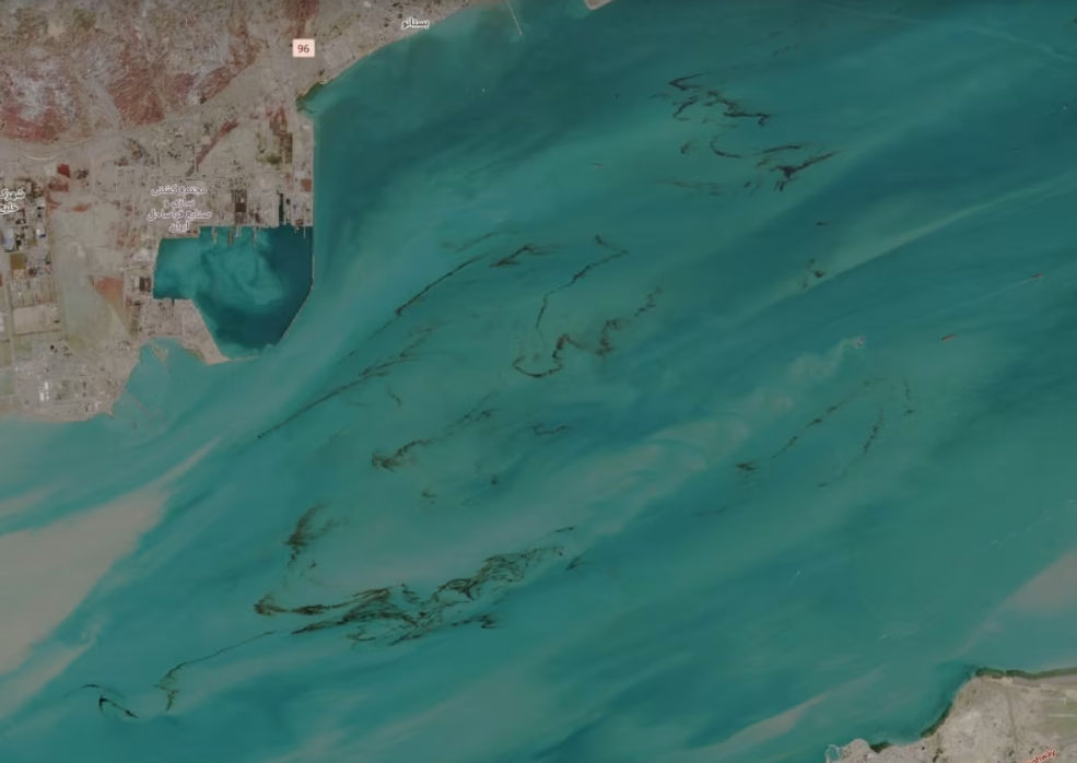 Deversări URIAȘE de petrol în Golful Persic, văzute din spațiu, după atacuri