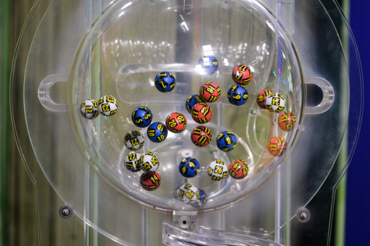 Câștigătorul LOZULUI RECORD din istorie s-a prezentat! A ridicat premiul