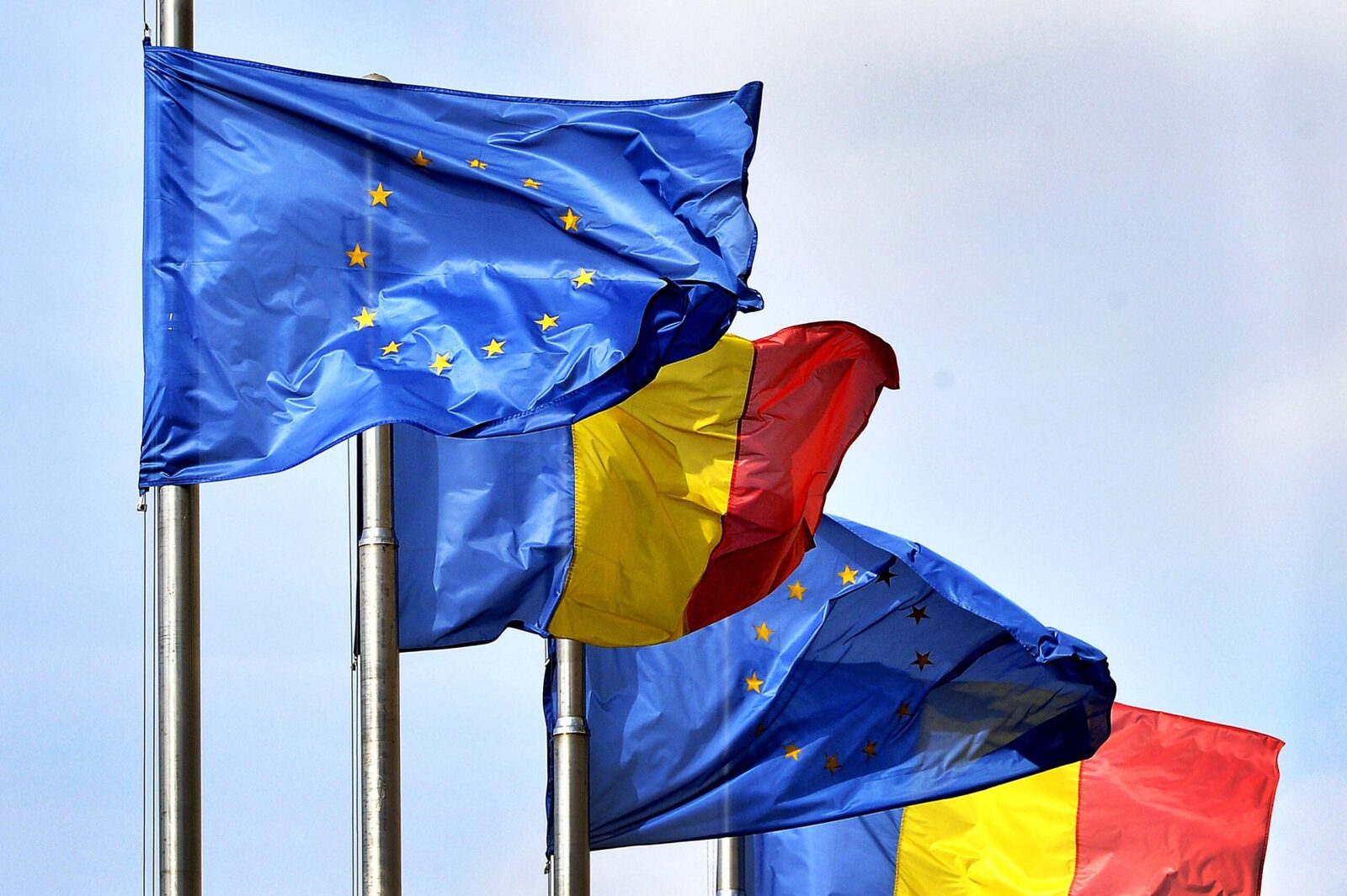 Sondaj: Încrederea în stat, NATO și UE, în picaj. Românii, împotriva conflictelor