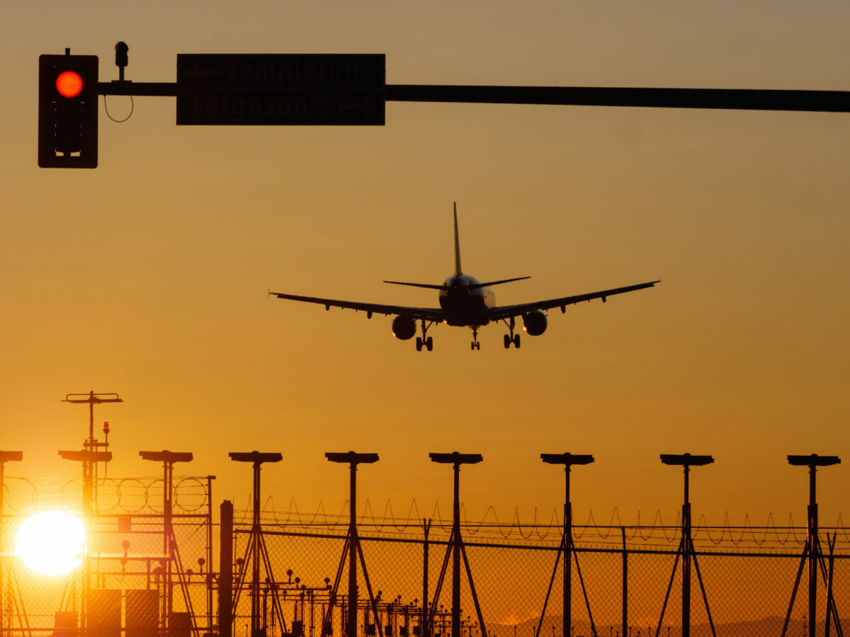 O companie aeriană care zboară și în România schimbă regulile: Când se închid ghișeele