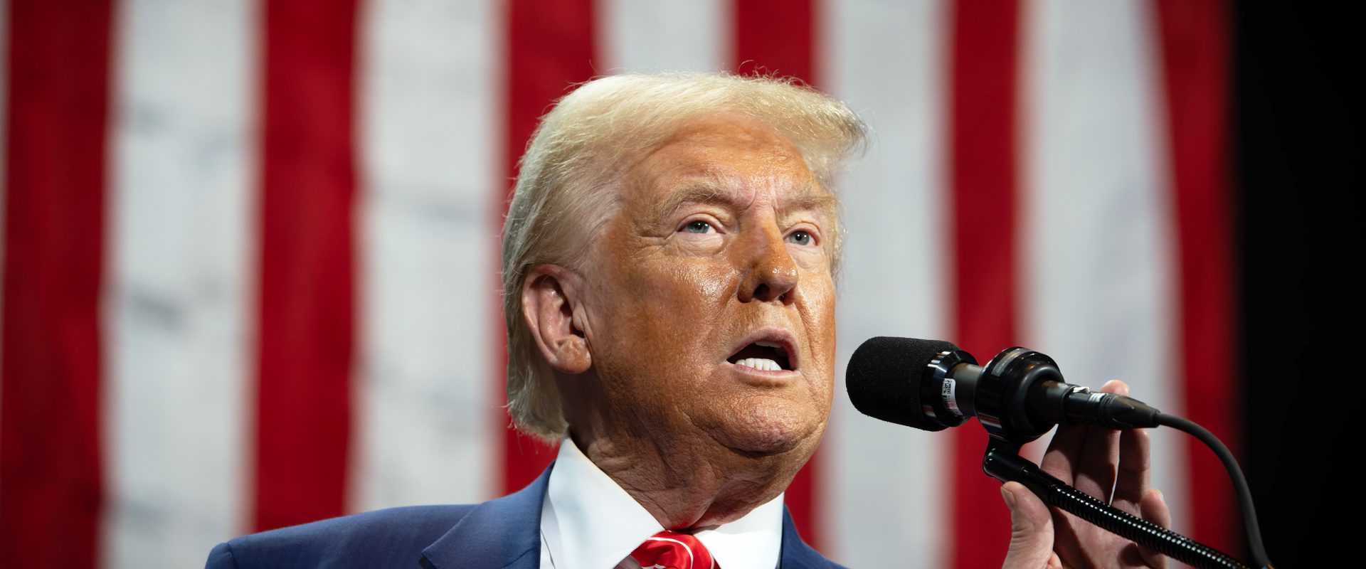 Trump lovește dur în Iran: „Marți, iadul” dacă nu deschid strâmtoarea