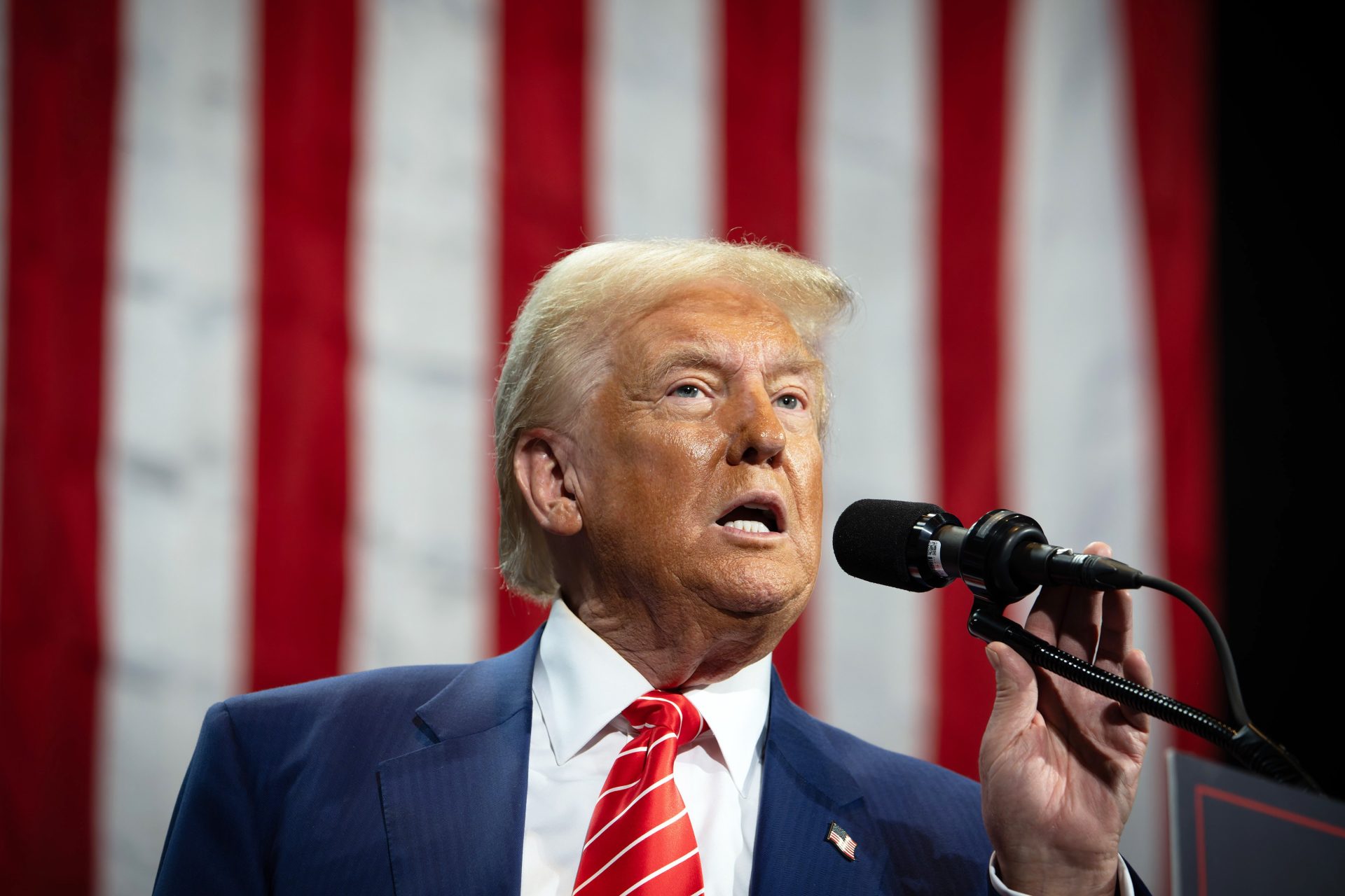 Trump lovește dur în Iran: „Marți, iadul” dacă nu deschid strâmtoarea