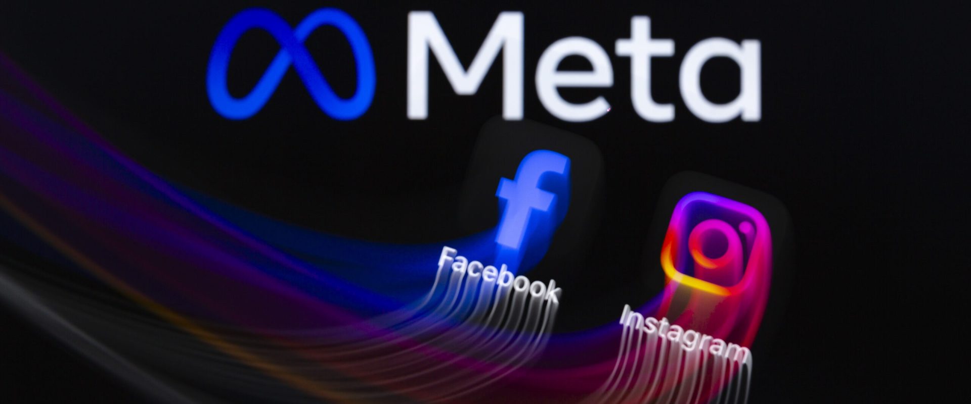 Meta spionează angajații: Monitorizează tastele pentru a antrena ia