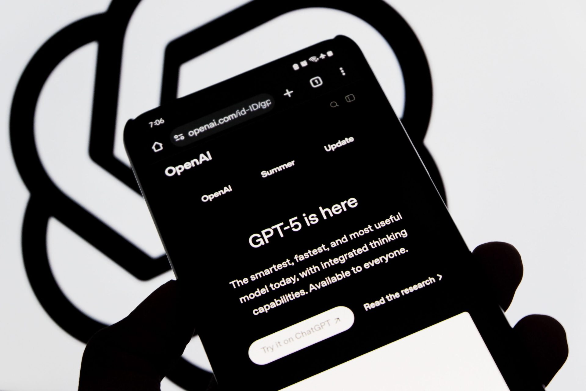 Studiile Dezvăluie: Cum Schimbă Tonul Răspunsurile Inteligenței Artificiale