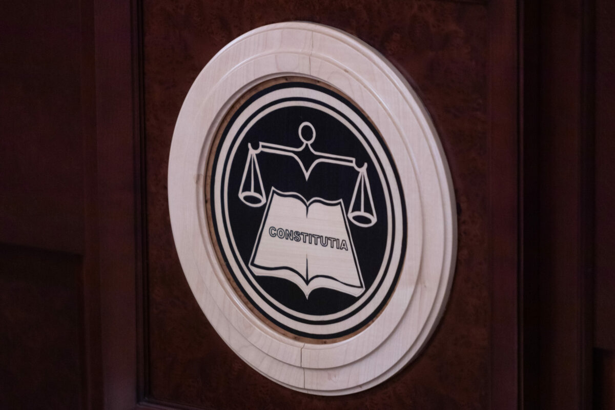 Nu schimbă Constituția, dar modifică un cuvânt din lege: Ce vrea să facă?