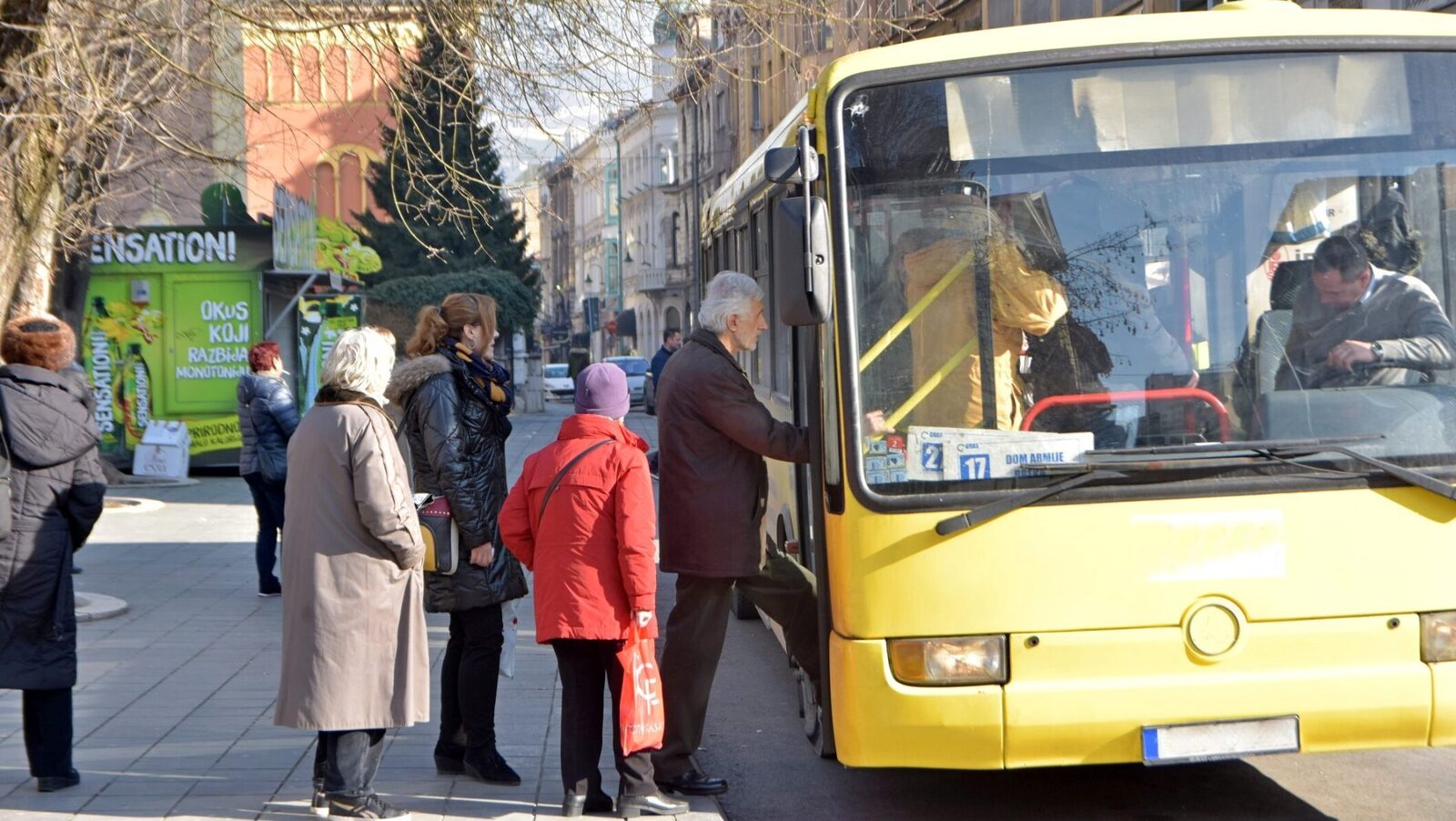 Transport GRATUIT pentru pensionari în România: Unde, cum și pentru cine