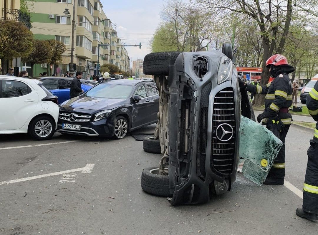 Accidentul de la Ziridava, cu mai multe mașini implicate și cu rănirea gravă a unei adolescente, a fost provocat de un șofer de 46 de ani (foto)