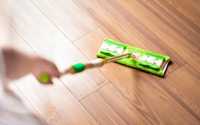 Ai zgârieturi pe parchet? Trucul genial care-i dă strălucire instant