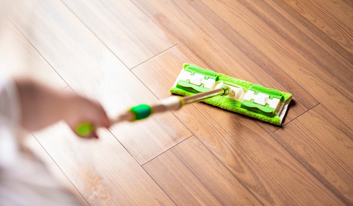 Ai zgârieturi pe parchet? Trucul genial care-i dă strălucire instant
