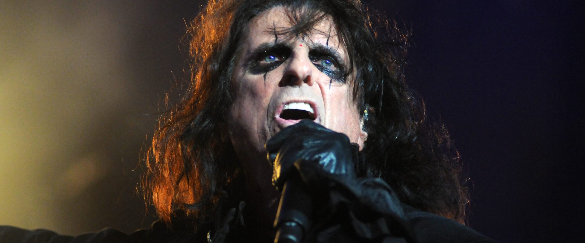 Cine l-a salvat pe HOLLYWOOD Sign? Alice Cooper, rockstarul care a făcut minuni!