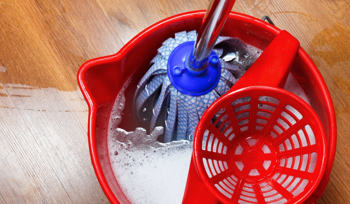 Așa îți distrugi parchetul: Greșelile de curățare pe care le faci zilnic