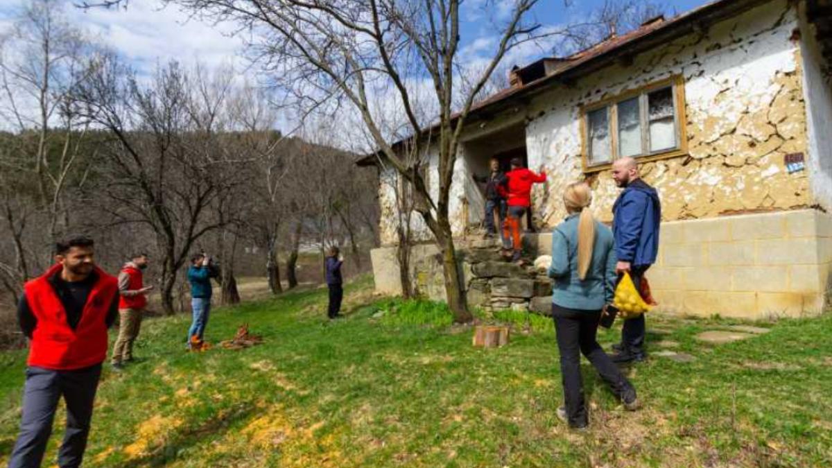 Bătrânul din munții buzoiului și cei 12 km până la magazin: Ajutorul neașteptat