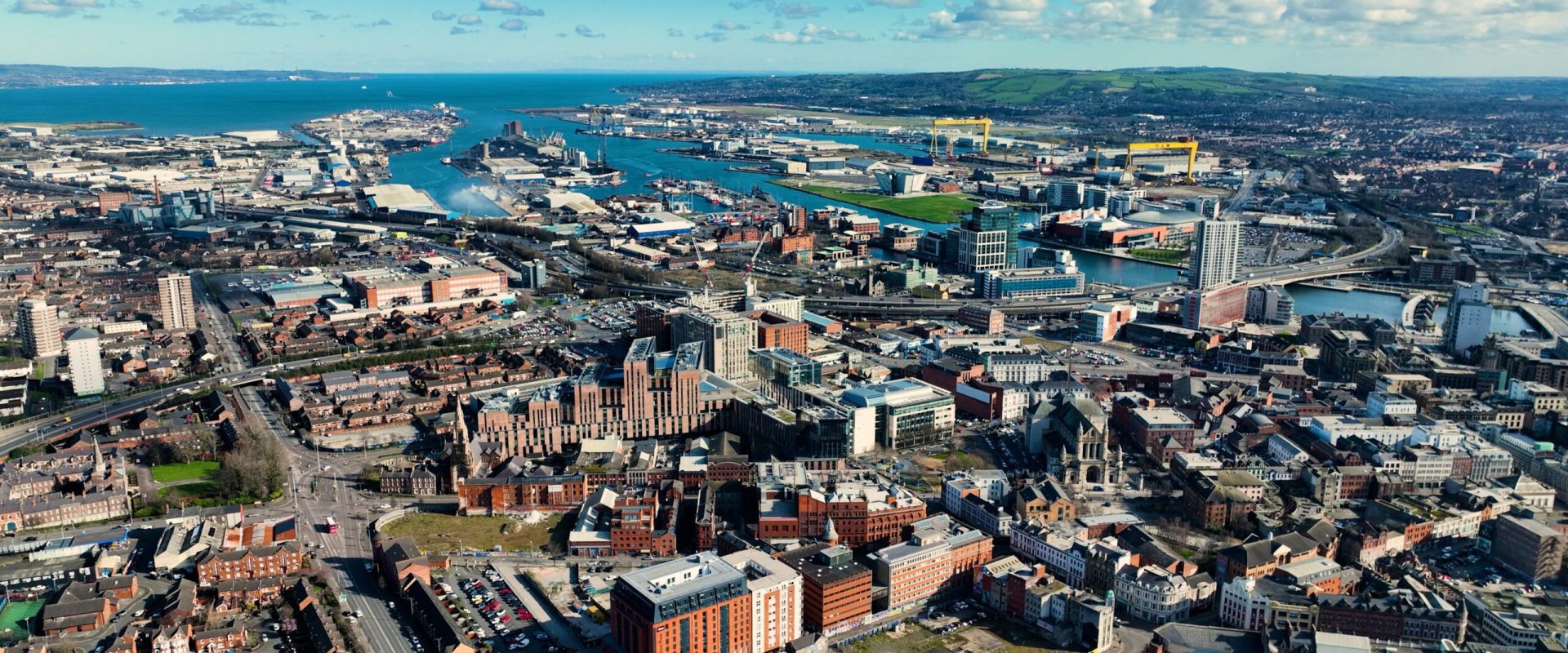 Inul din Belfast: De la fabrici la catwalk, o renaștere spectaculoasă