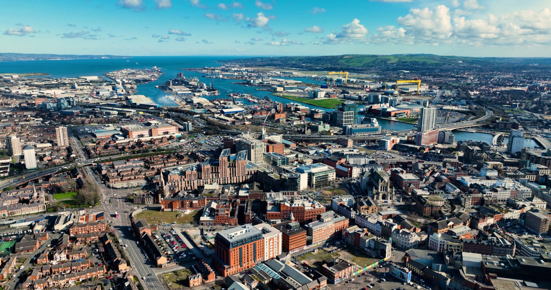 Inul din Belfast: De la fabrici la catwalk, o renaștere spectaculoasă